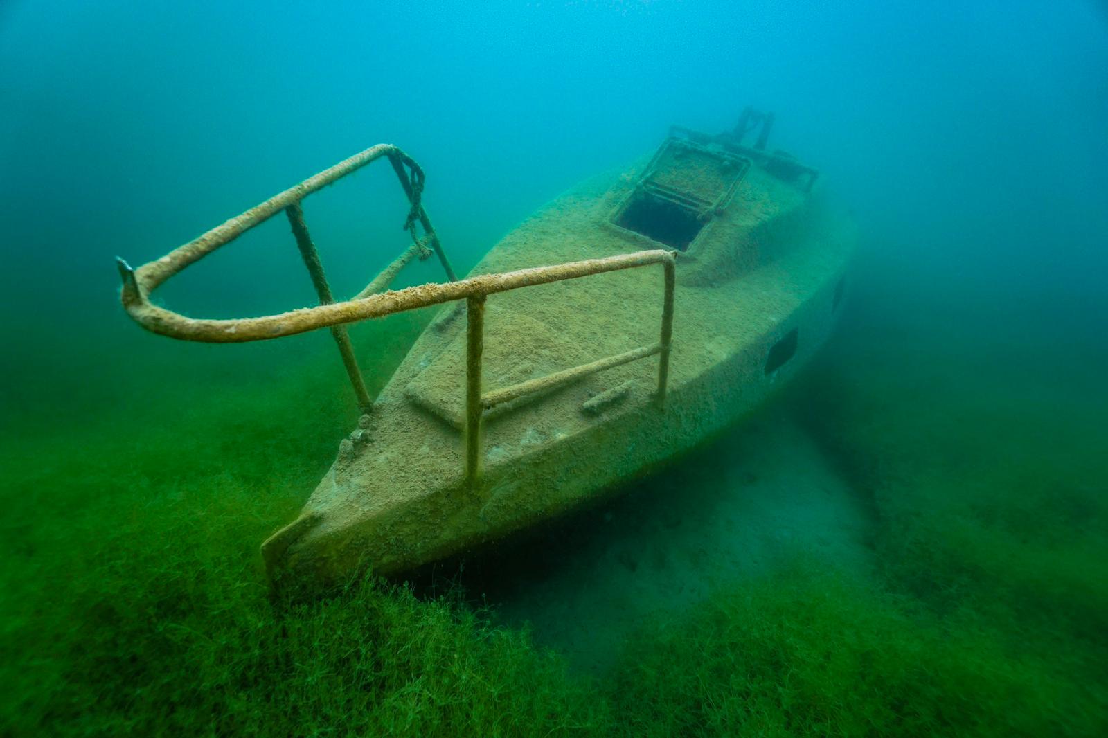 Boot Wrack unter Wasser im Friedberger See
